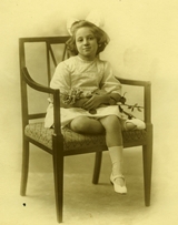 Childhood photograph of H&eacute;l&egrave;ne Vagliano