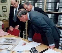 His Royal Highness The Prince of Wales admires some of Denis Swinney's artwork on his visit to the Centre in February 2001.