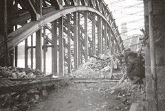 K&ouml;ln 7 March 1945 on the Hohenzollern Bridge.